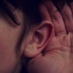 La otosclerosis es una de las causas más comunes de sordera progresiva en adultos jóvenes