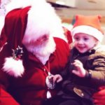"Papá Noel" utiliza lenguaje de signos para comunicarse con una niña, (Vídeo)