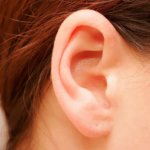 Como limpiar los oídos sin usar hisopos (Vídeo)