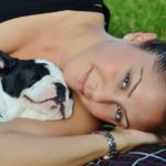 Mujer sorda y su perro oyente ganan reconocimiento nacional