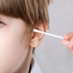 Los peligros de meterse bastoncillos en el oído