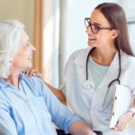 La pérdida de audición afecta la comunicación entre médico y paciente