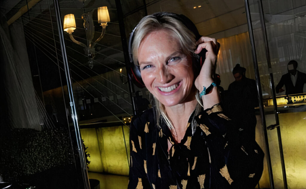 A Jo Whiley le diagnosticaron tinnitus, y ahora insta a protegerse los oídos