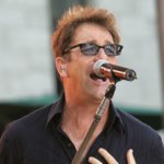 Huey Lewis cancela todas sus presentaciones por problemas auditivos