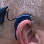 Simple dispositivo de sustitución sensorial del habla al tacto puede mejorar la audición