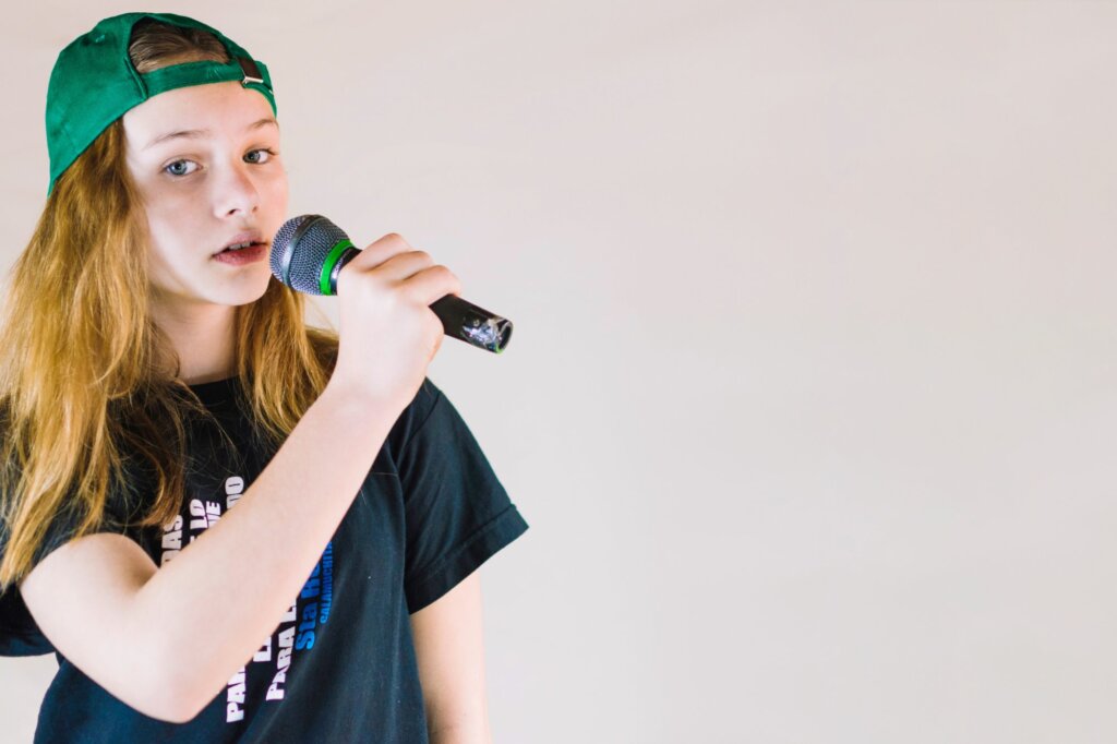 Niña con implante coclear cantando