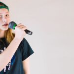 Niña con implante coclear cantando