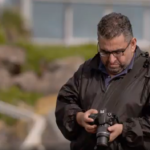 Hombre con discapacidad auditiva harto de que sea ignorado con su problema de audífono