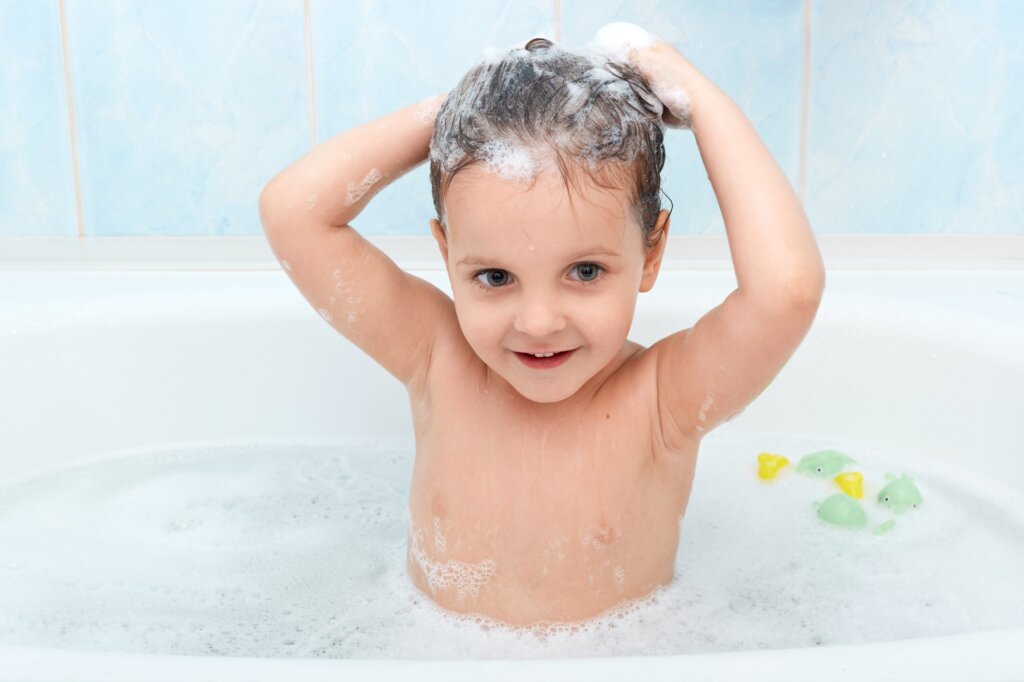 Sacudir la cabeza para liberar el agua atrapada en el oído puede causar daño cerebral en niños pequeños