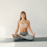 La terapia de yoga puede ayudar a aliviar la angustia relacionada con el tinnitus
