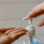 El coronavirus puede permanecer en el aire durante horas y las superficies durante días: ¿cómo desin...