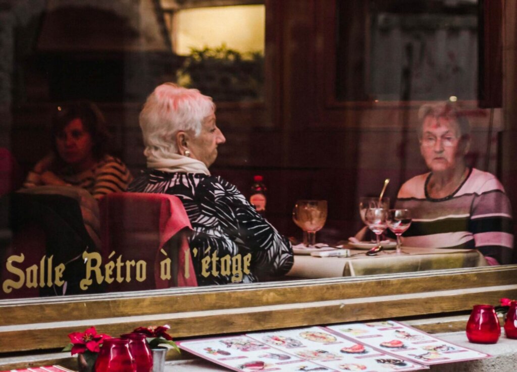 Deficiencia sensorial dual en adultos mayores vinculada a un mayor riesgo de demencia