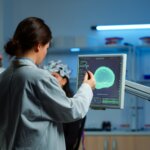 Las estructuras auditivas neonatales sufren pérdida de neuronas cuando se exponen al glutamato monos...