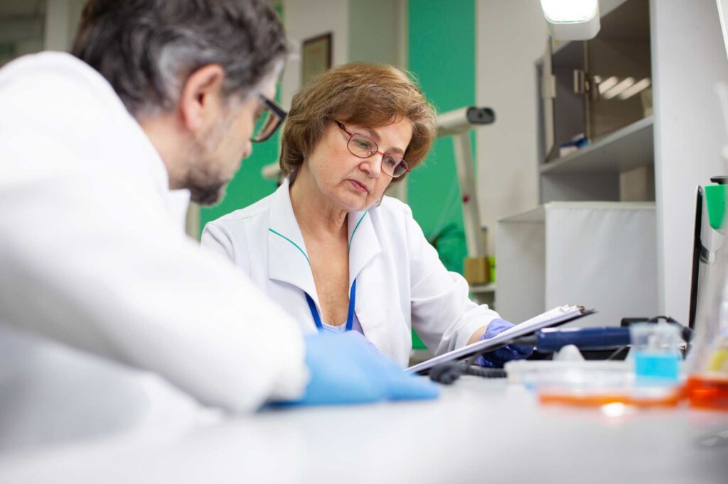 Científicos trabajando en un laboratorio para desarrollar terapia génica que restaura la audición en niños nacidos sordos