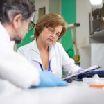 Científicos trabajando en un laboratorio para desarrollar terapia génica que restaura la audición en niños nacidos sordos