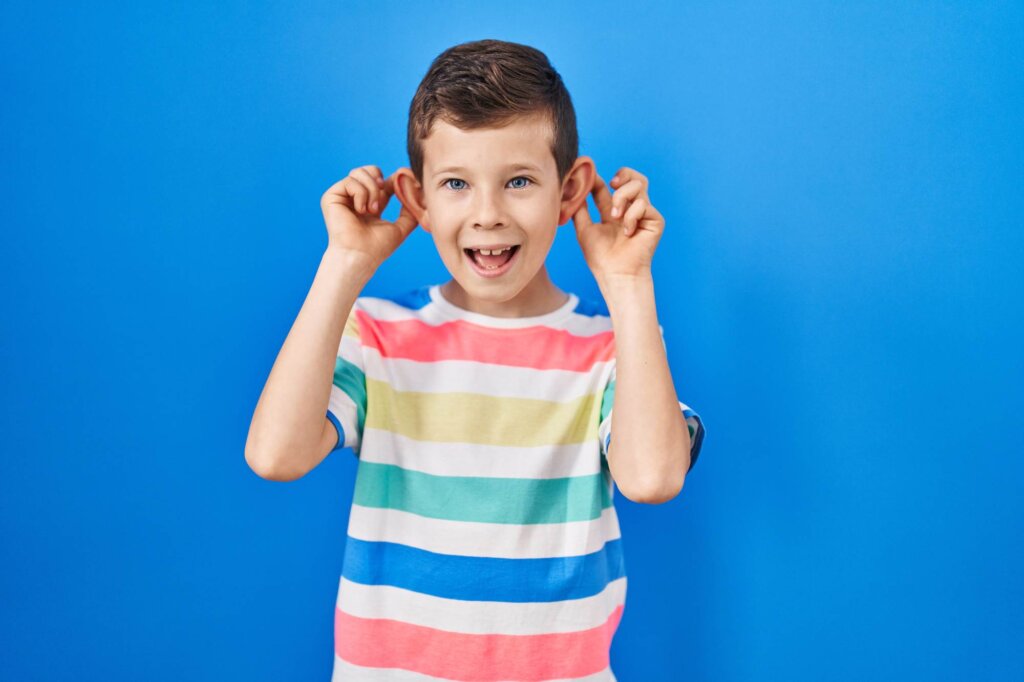 Niño recupera su audición gracias a una innovadora terapia génica