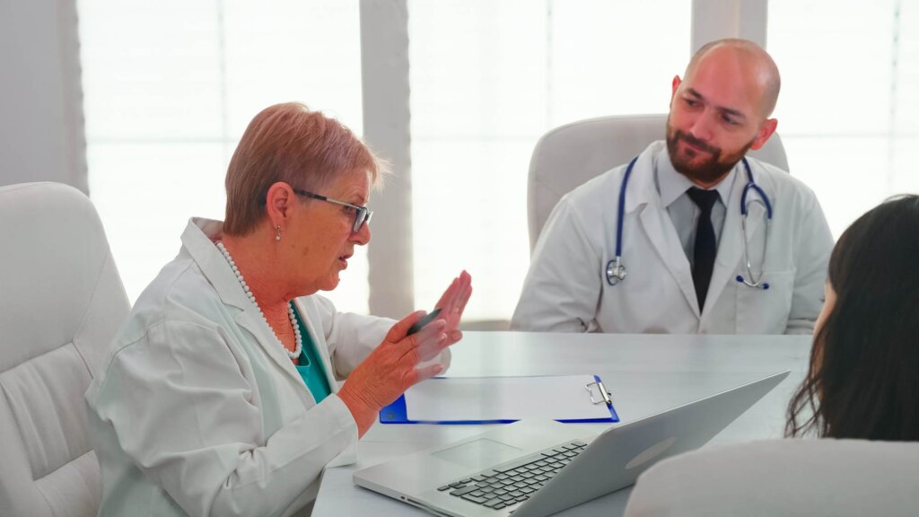 Investigador analizando datos de salud relacionados con el tinnitus y la obesidad en hombres.