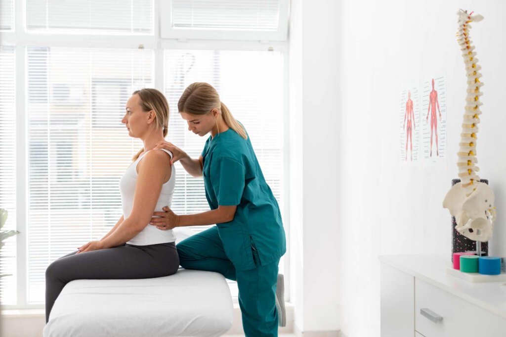 Paciente con tinnitus recibiendo tratamiento con fisioterapia