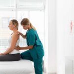 Paciente con tinnitus recibiendo tratamiento con fisioterapia