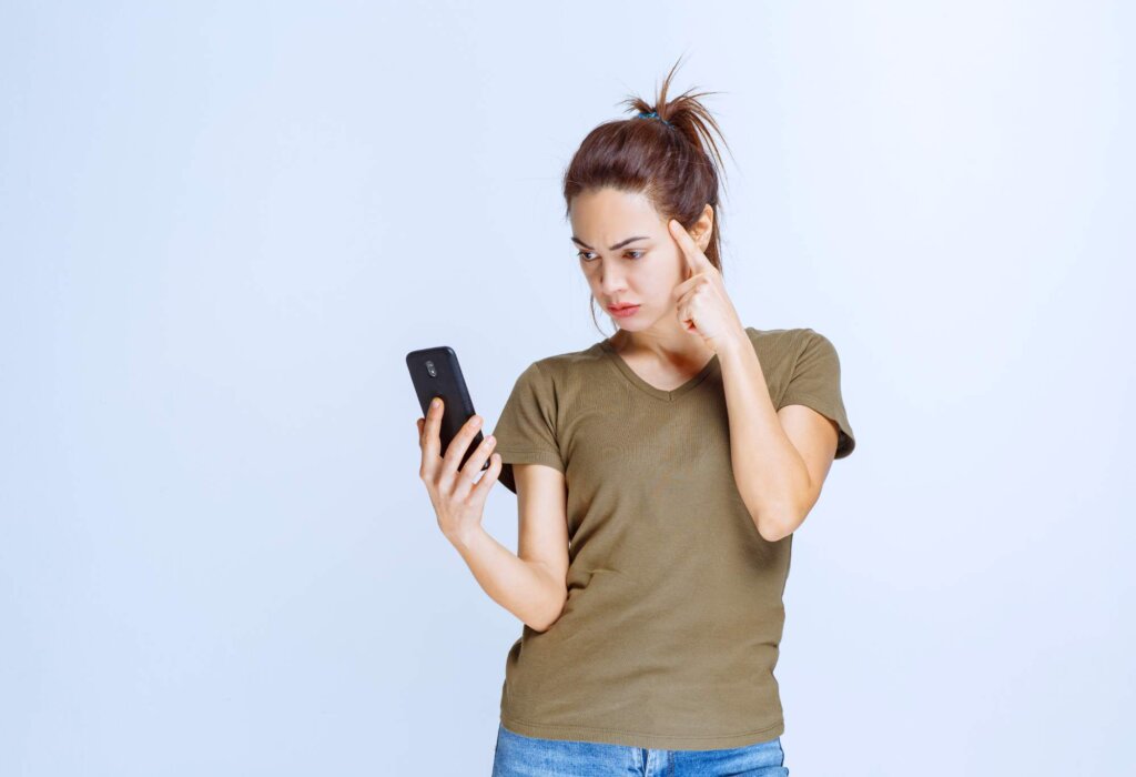 Una mujer mirando su smartphones