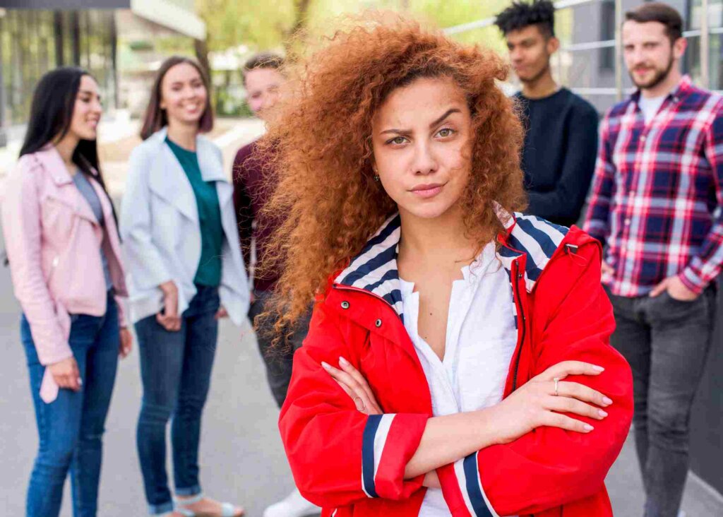 Jovenes universitario afectado por tinnitus