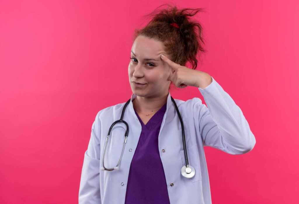 Un paciente con tinnitus recibiendo apoyo en una consulta médica, destacando la necesidad de mayor empatía por parte de los médicos en el tratamiento de esta afección auditiva.
