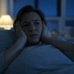 "Persona en la cama con insomnio debido al tinnitus nocturno."