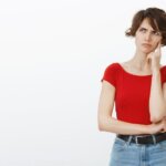 Persona sensible sufriendo tinnitus: cómo la ansiedad y la soledad intensifican el malestar.