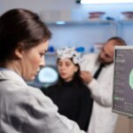 Paciente con tinnitus siendo examinado para identificar reacciones involuntarias en el rostro y la pupila como parte de un estudio científico.