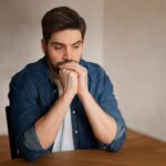 ¿La Pérdida Auditiva Podría Estar Relacionada con el 32% de los Casos de Demencia? Un Estudio Revela...